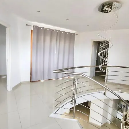 Avec Piscine A Villa *