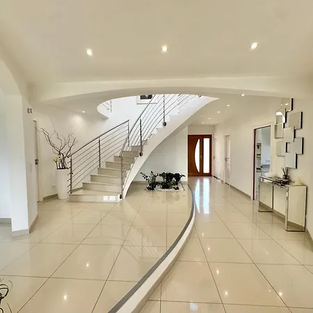 Avec Piscine A Villa *