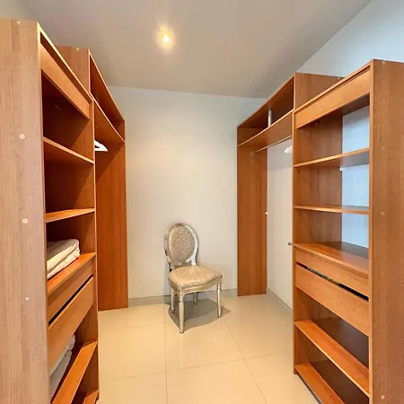 Avec Piscine A Villa