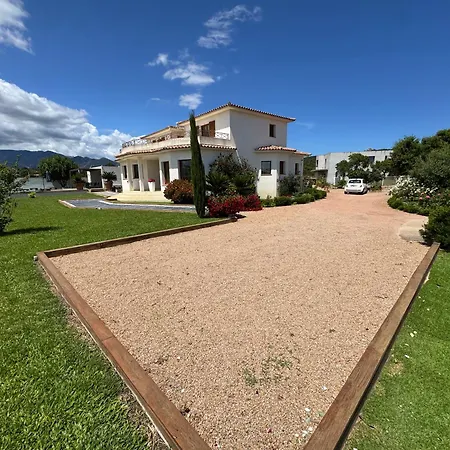 Avec Piscine A Villa