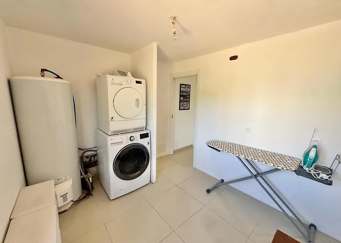 Avec Piscine A Villa *
