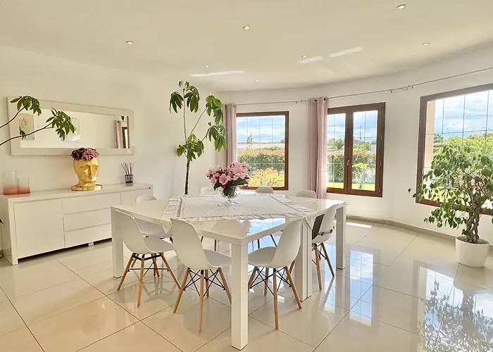 Avec Piscine A Villa