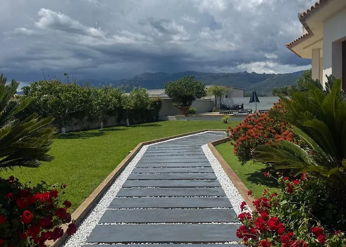 Avec Piscine A Villa *