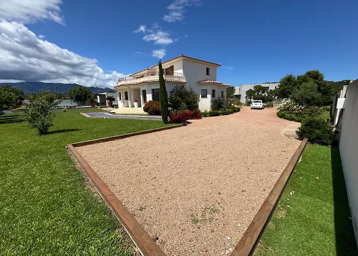 Avec Piscine A Villa