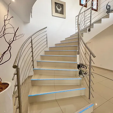 Villa Avec Piscine à *