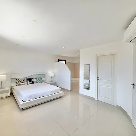 Villa Avec Piscine A *