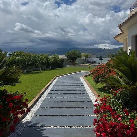 Avec Piscine A Villa *