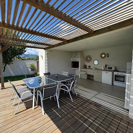 Villa Avec Piscine A *