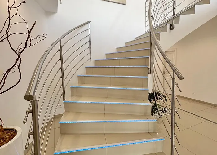 Villa Avec Piscine à *