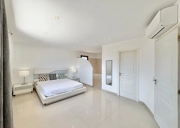 Villa Avec Piscine à *